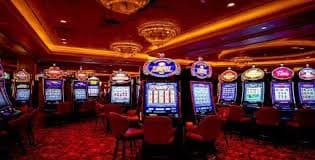 Pengguna di Jakarta menggunakan platform gn77 dengan ponsel di lokasi perkotaan pada malam hari